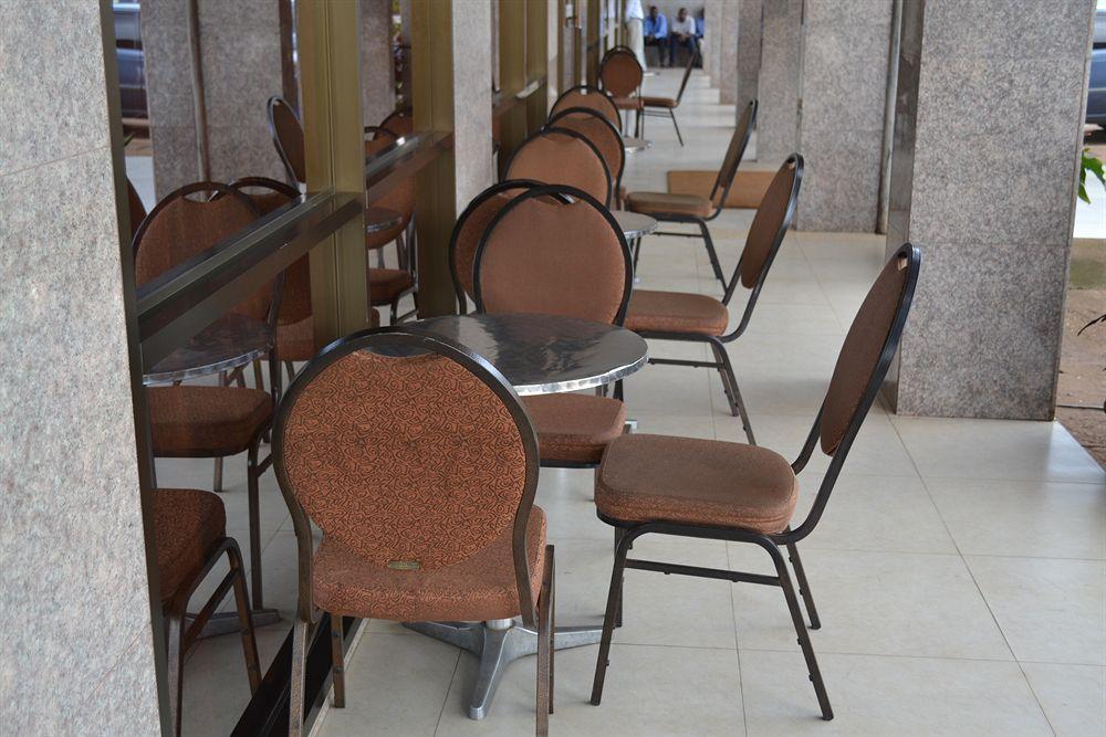 Hotel Mansel Яунде Екстер'єр фото
