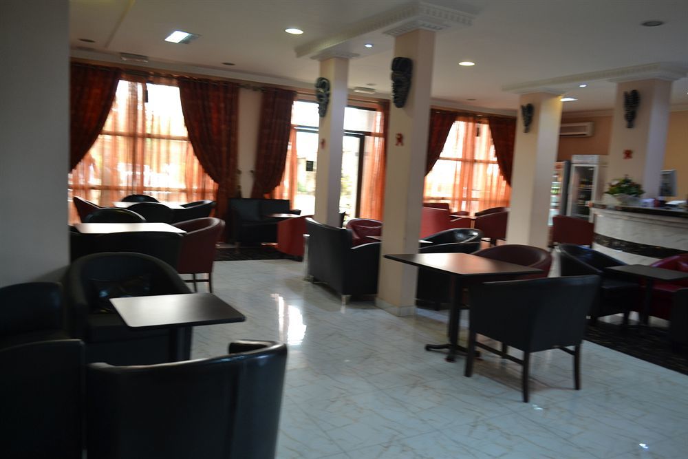 Hotel Mansel Яунде Екстер'єр фото