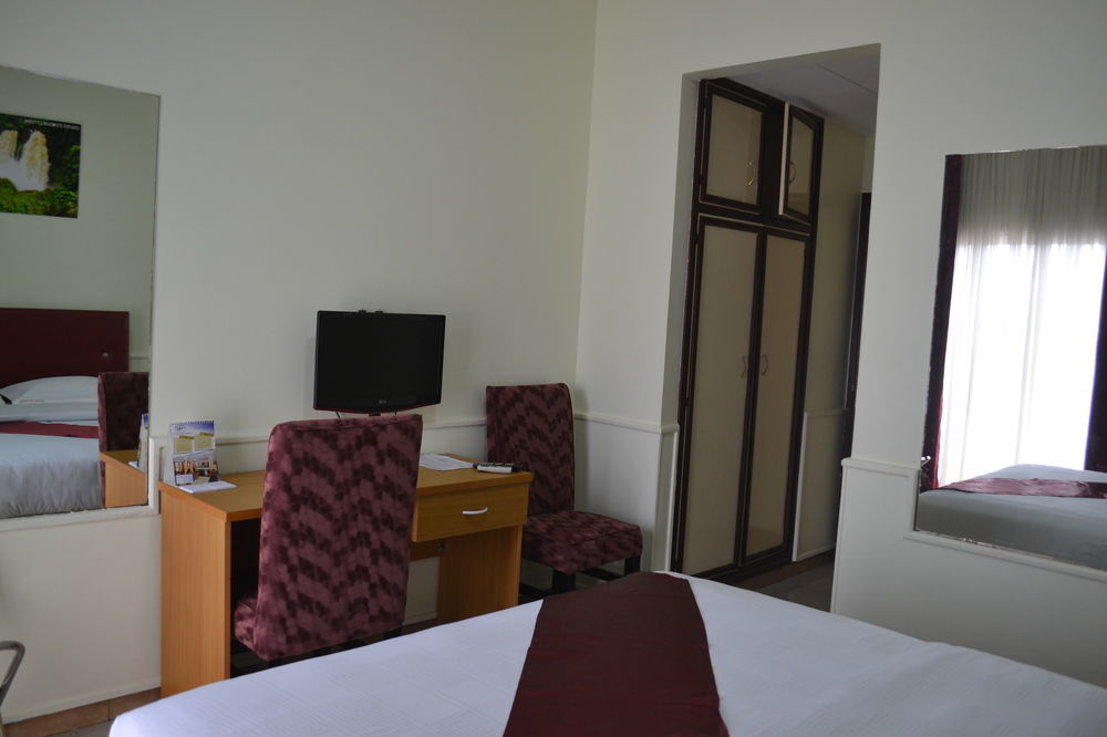 Hotel Mansel Яунде Екстер'єр фото