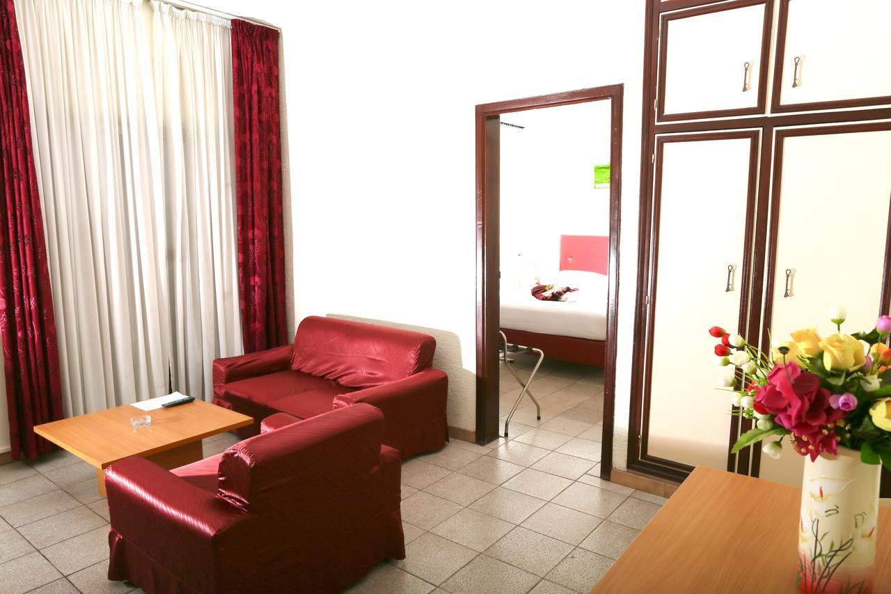 Hotel Mansel Яунде Екстер'єр фото