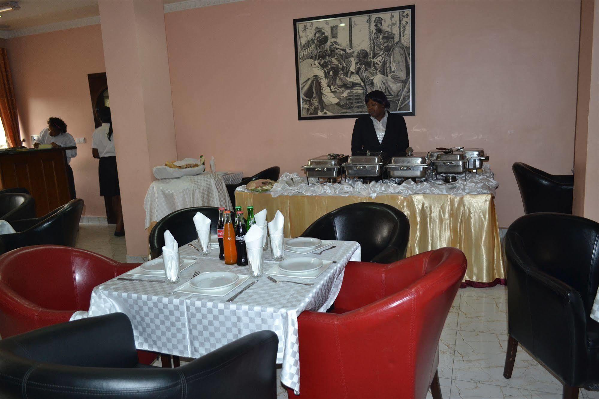 Hotel Mansel Яунде Екстер'єр фото