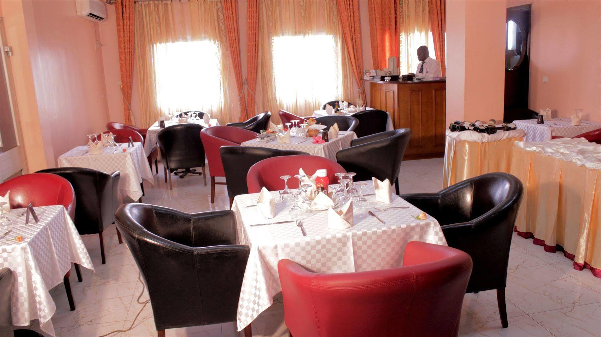 Hotel Mansel Яунде Екстер'єр фото
