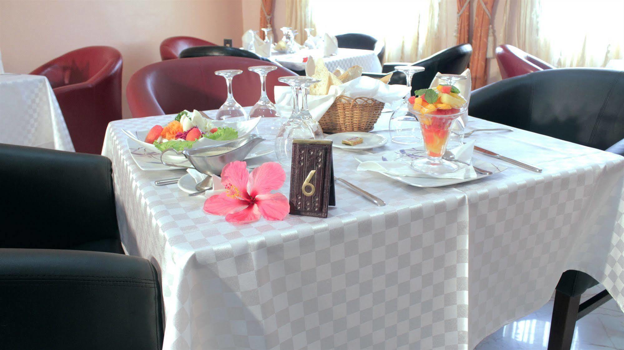 Hotel Mansel Яунде Екстер'єр фото
