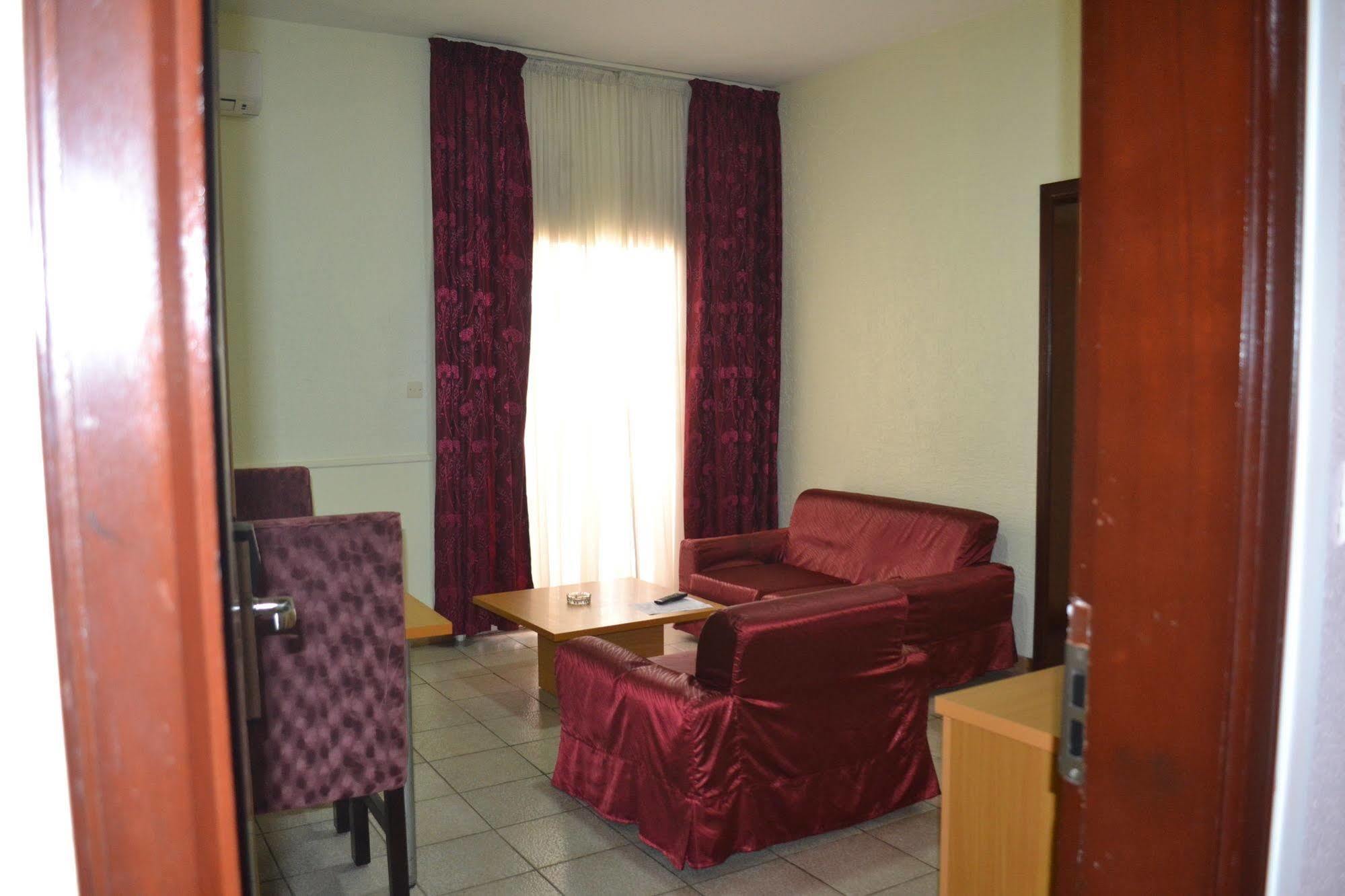 Hotel Mansel Яунде Екстер'єр фото