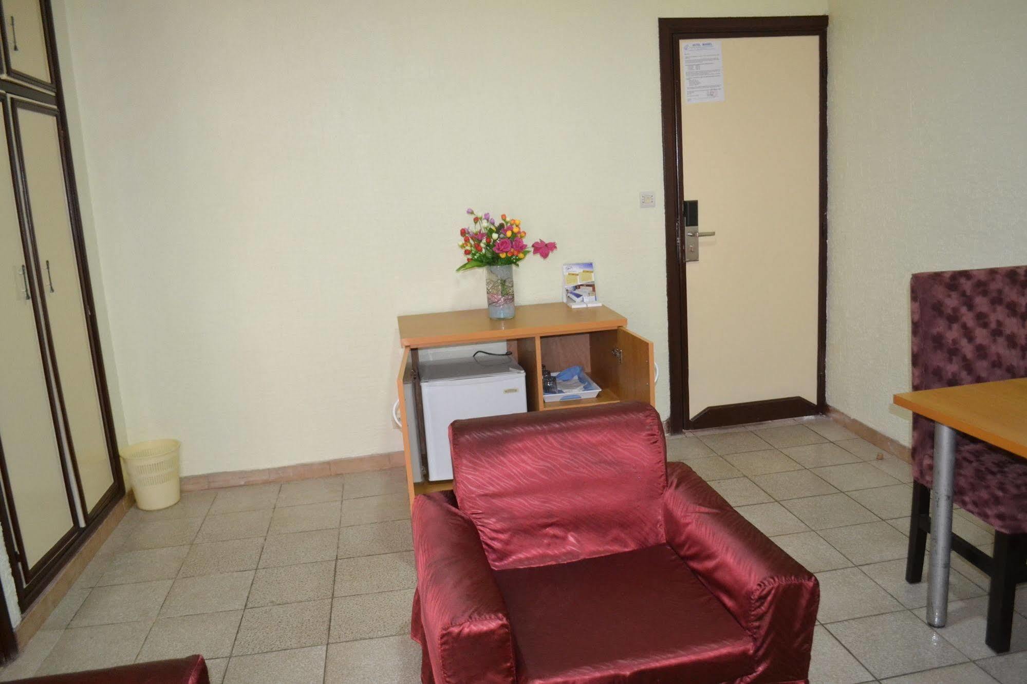 Hotel Mansel Яунде Екстер'єр фото