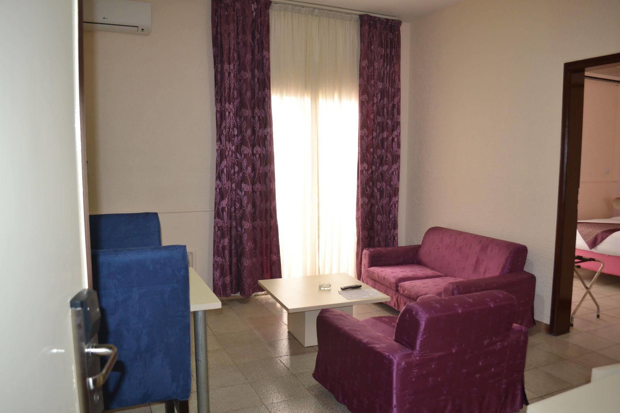 Hotel Mansel Яунде Екстер'єр фото