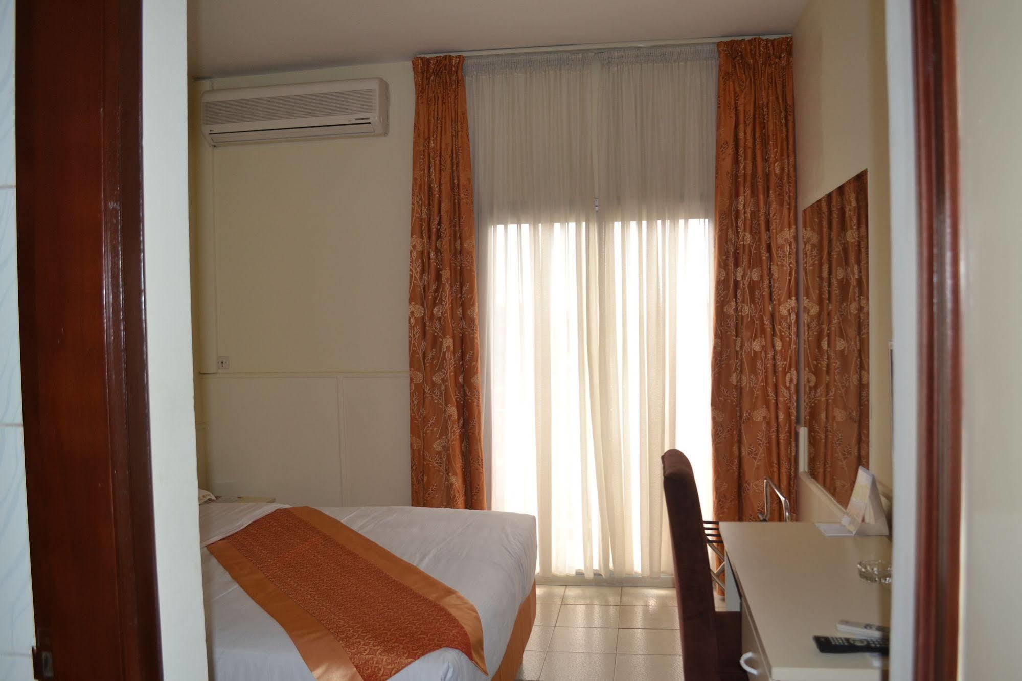 Hotel Mansel Яунде Екстер'єр фото