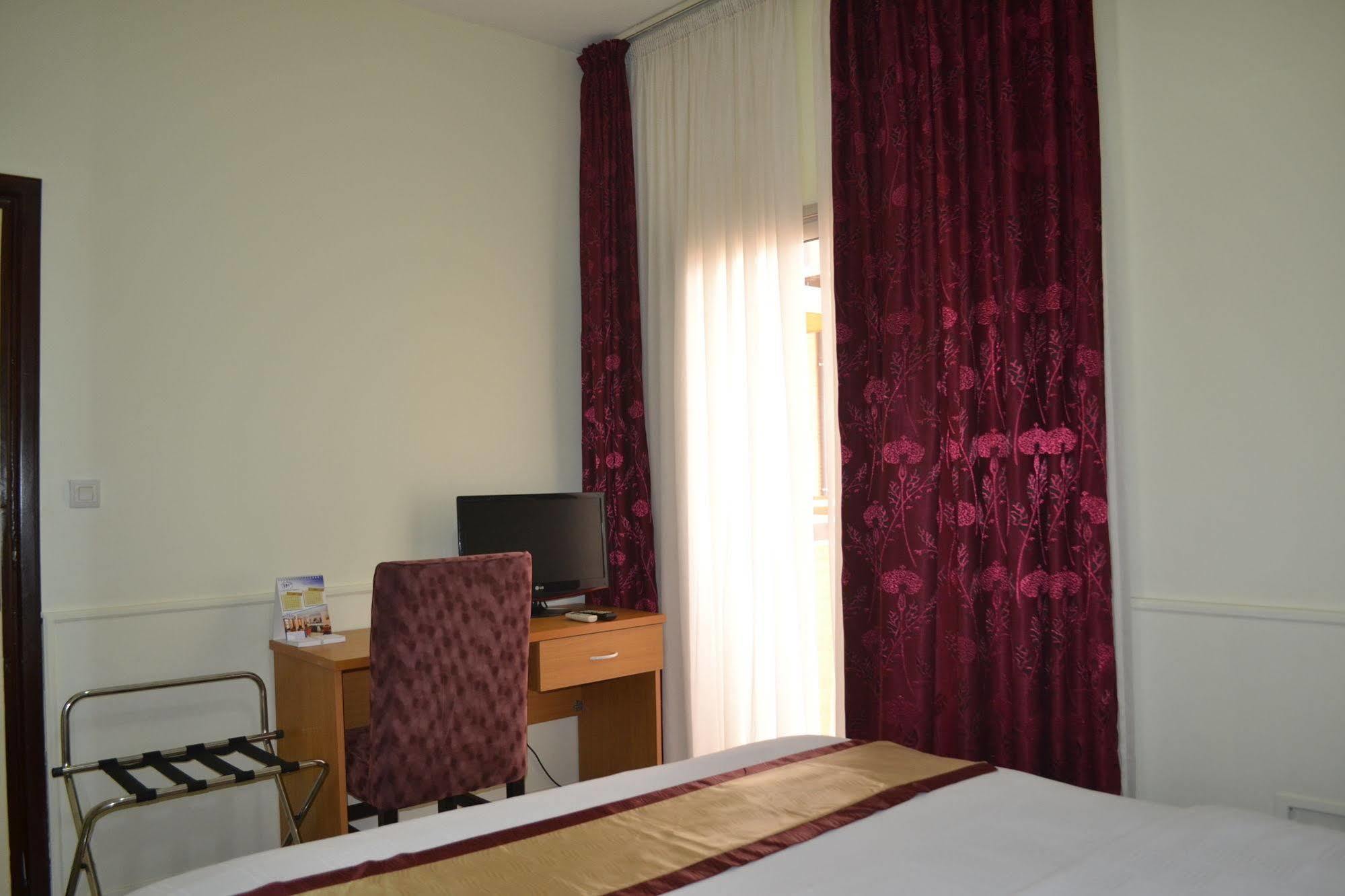 Hotel Mansel Яунде Екстер'єр фото