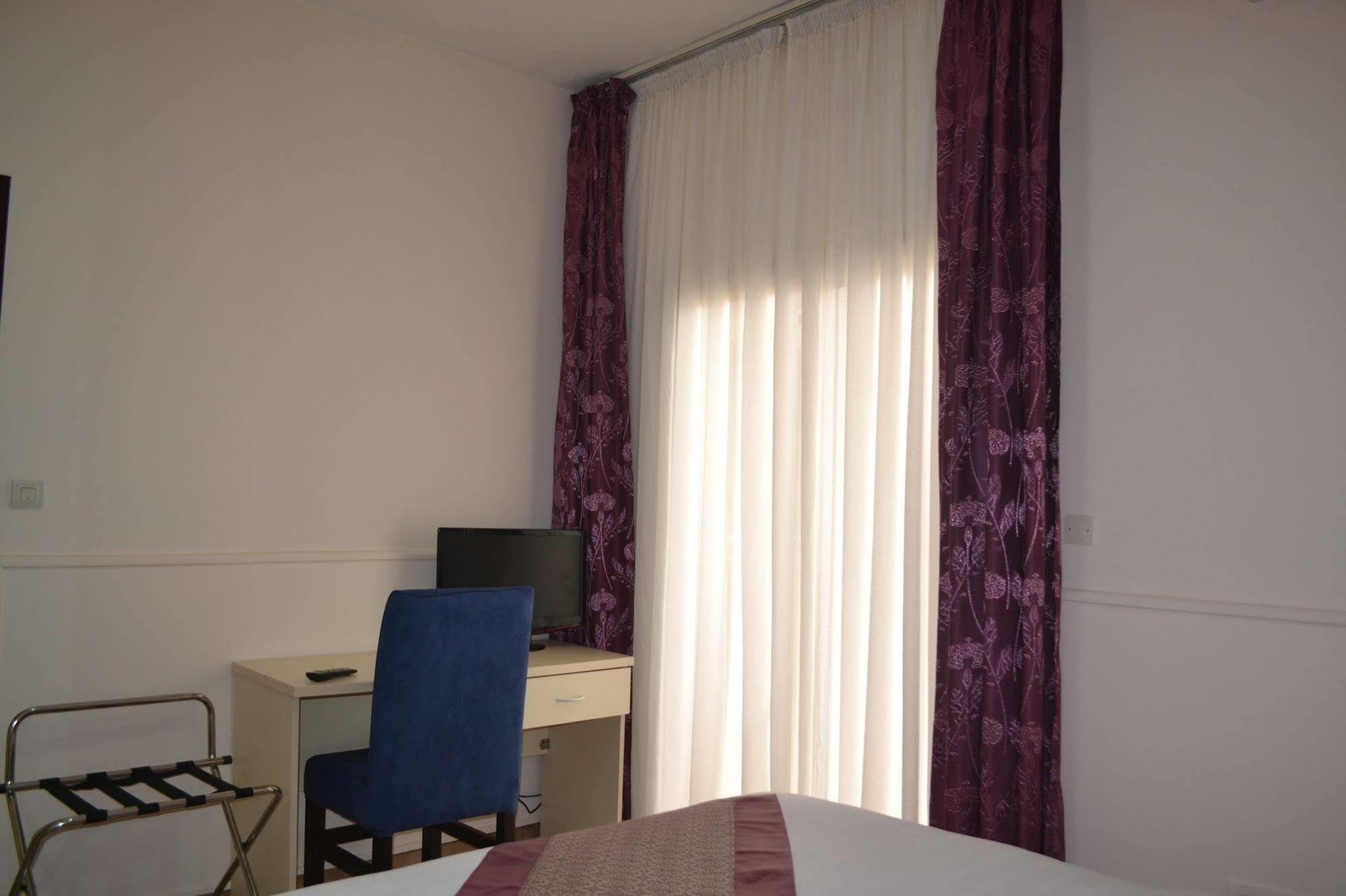 Hotel Mansel Яунде Екстер'єр фото