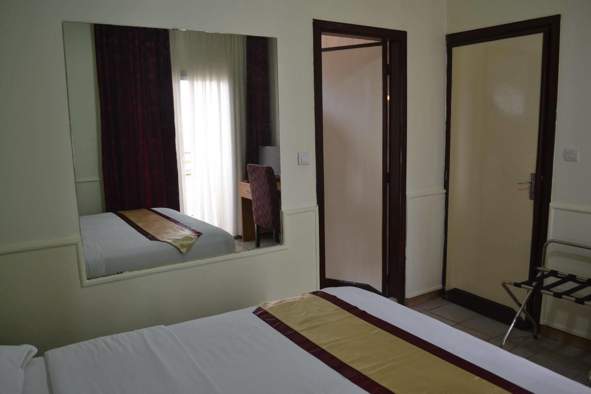 Hotel Mansel Яунде Екстер'єр фото
