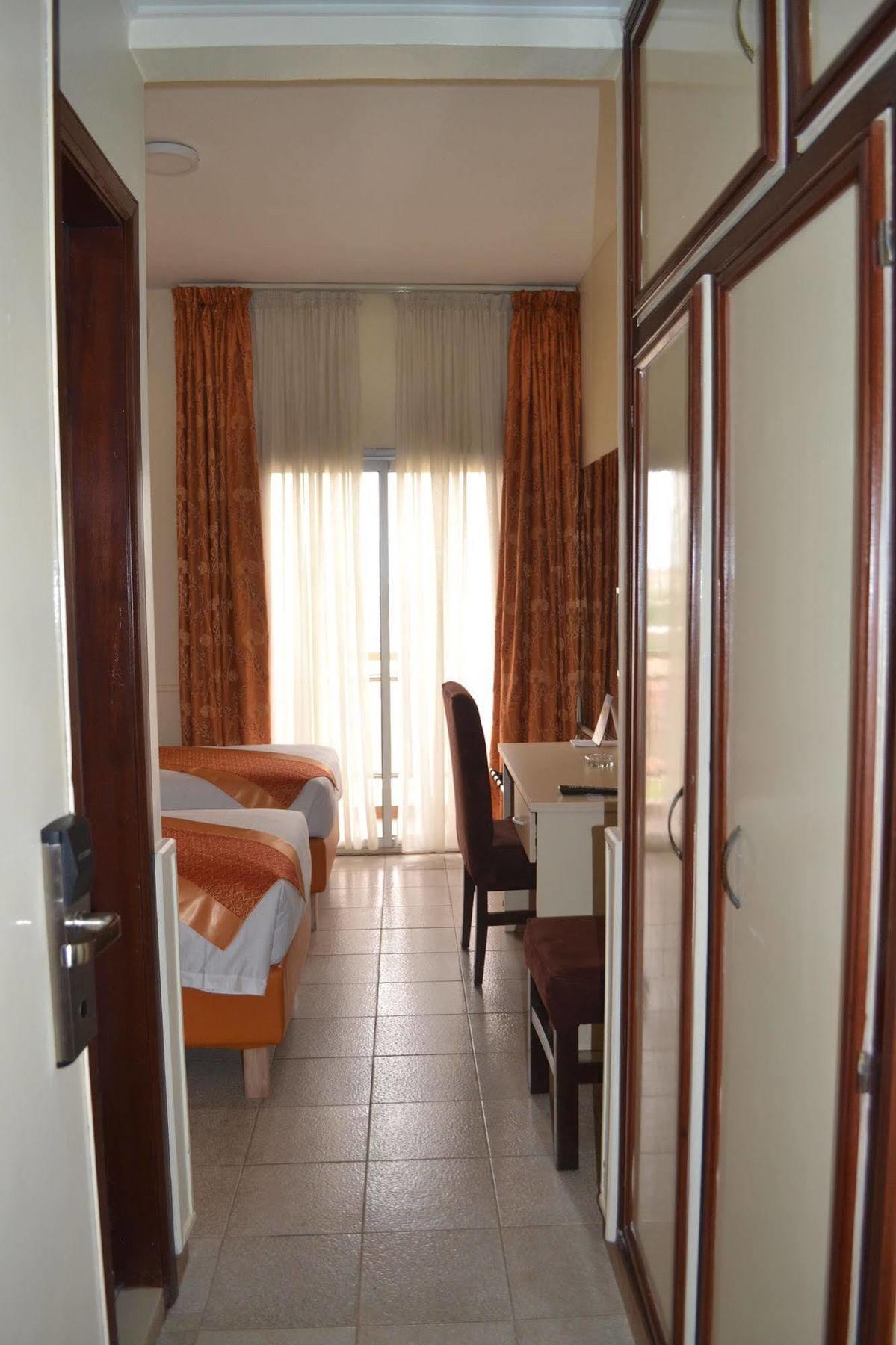 Hotel Mansel Яунде Екстер'єр фото